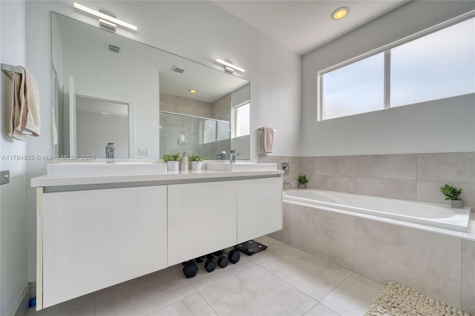 Real estate property located at 10240 72nd Ter, Miami-dade, Doral Palms North, Doral, FL