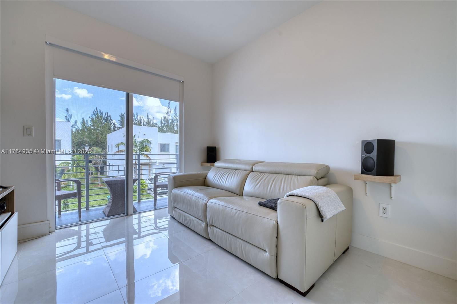 Real estate property located at 10240 72nd Ter, Miami-dade, Doral Palms North, Doral, FL