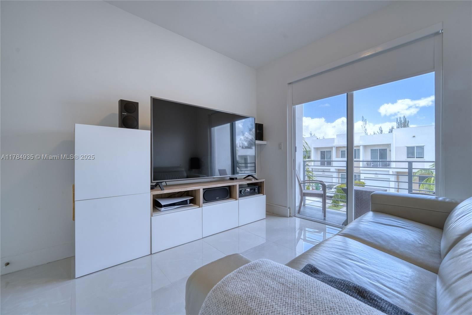 Real estate property located at 10240 72nd Ter, Miami-dade, Doral Palms North, Doral, FL