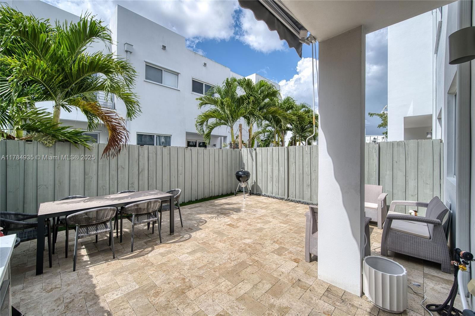 Real estate property located at 10240 72nd Ter, Miami-dade, Doral Palms North, Doral, FL