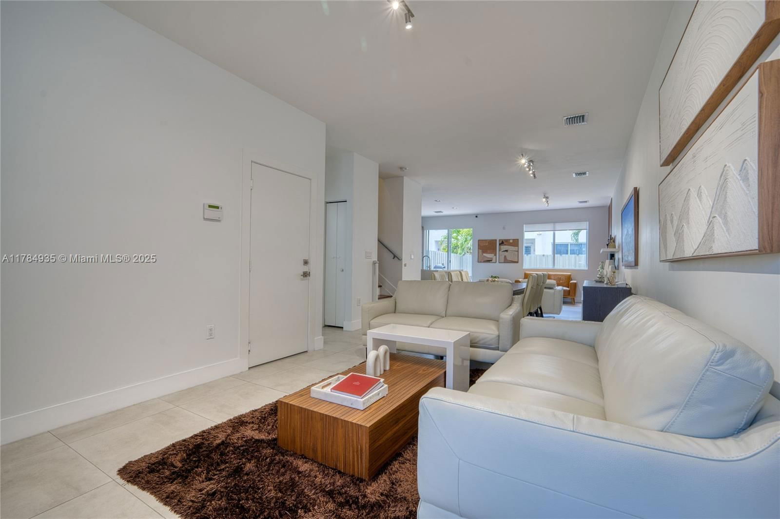 Real estate property located at 10240 72nd Ter, Miami-dade, Doral Palms North, Doral, FL