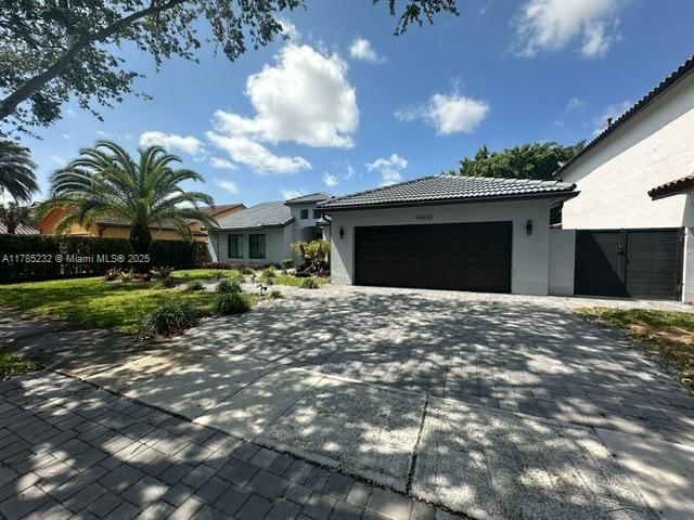 Real estate property located at 19430 87th Pl, Miami-dade, Lakes On The Green - Sec, Hialeah, FL