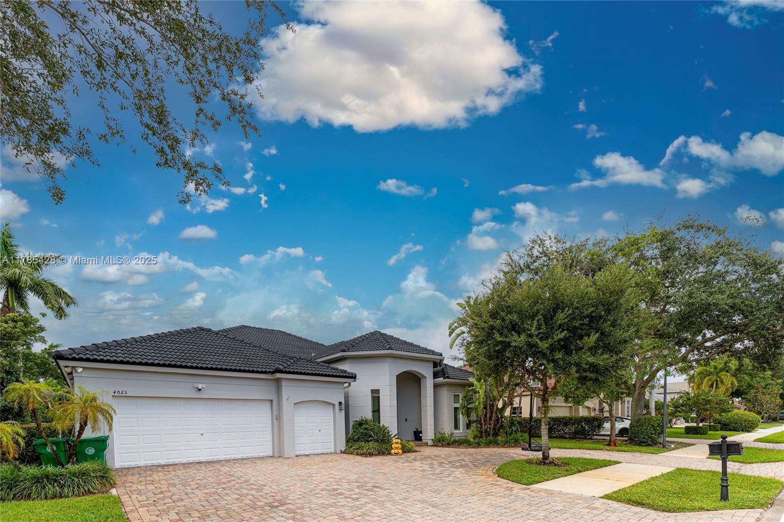Real estate property located at 4023 Lake Estates Dr, Broward, R0lling Hills Golf & Tenn, Davie, FL