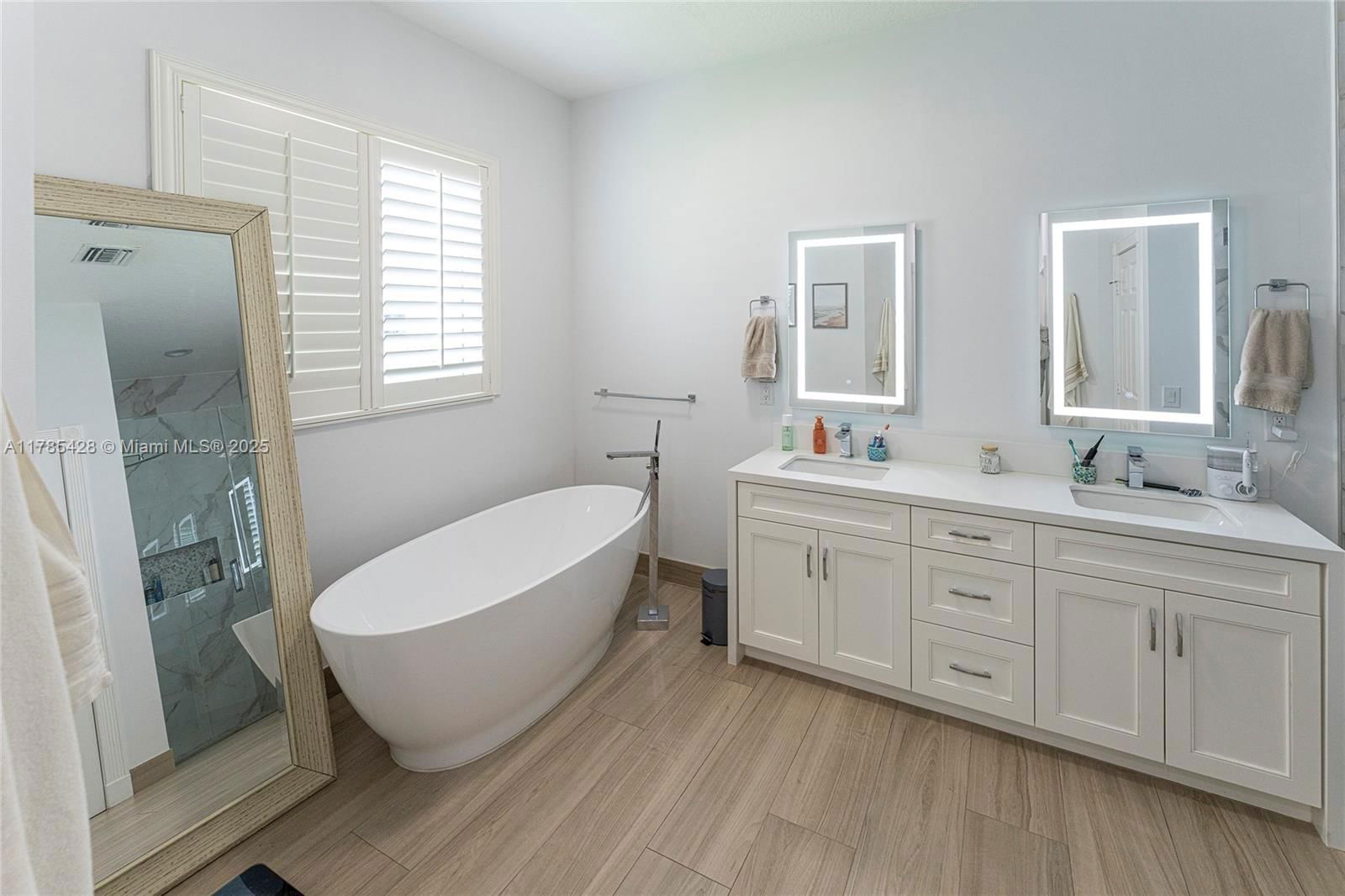 Real estate property located at 4023 Lake Estates Dr, Broward, R0lling Hills Golf & Tenn, Davie, FL