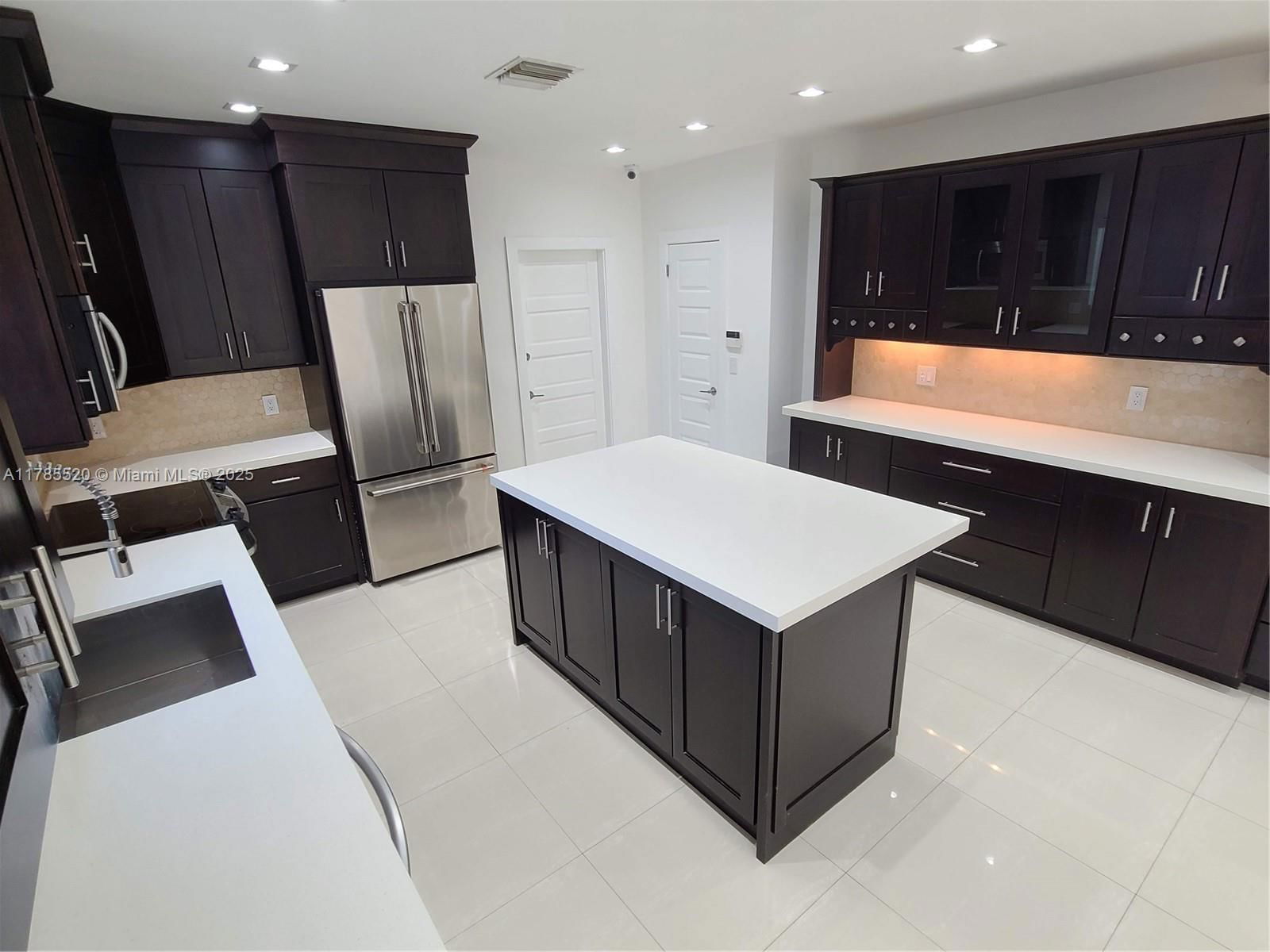 Real estate property located at 9825 Broadview Ter, Miami-dade, Bay Harbor Island, Bay Harbor Islands, FL