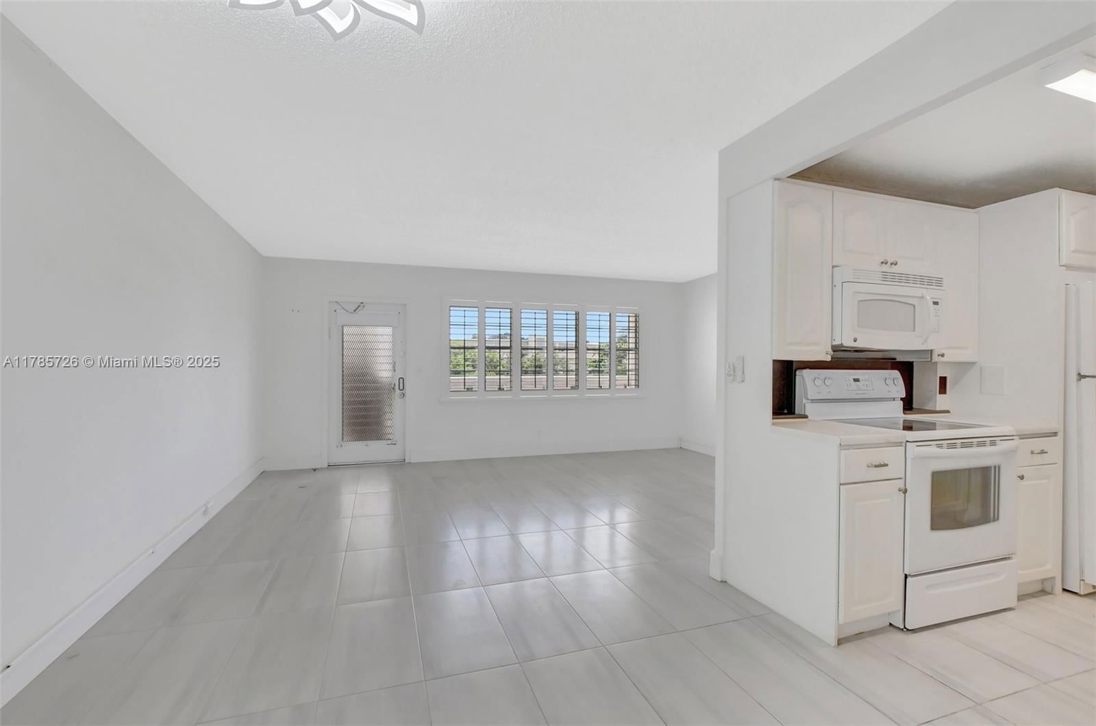Real estate property located at 3023 Cambridge B #3023, Broward, Century Village Cambridge, Deerfield Beach, FL