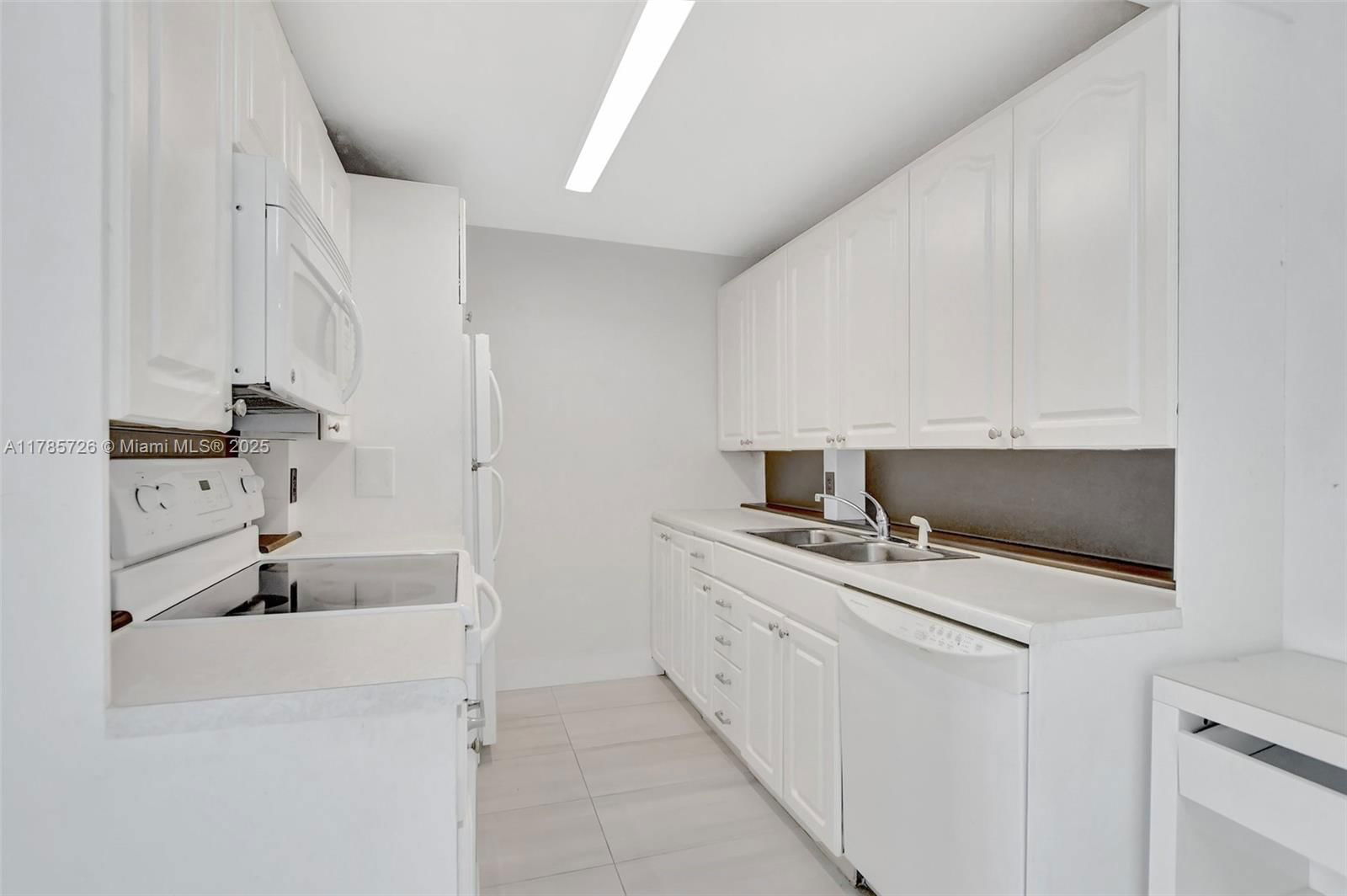 Real estate property located at 3023 Cambridge B #3023, Broward, Century Village Cambridge, Deerfield Beach, FL