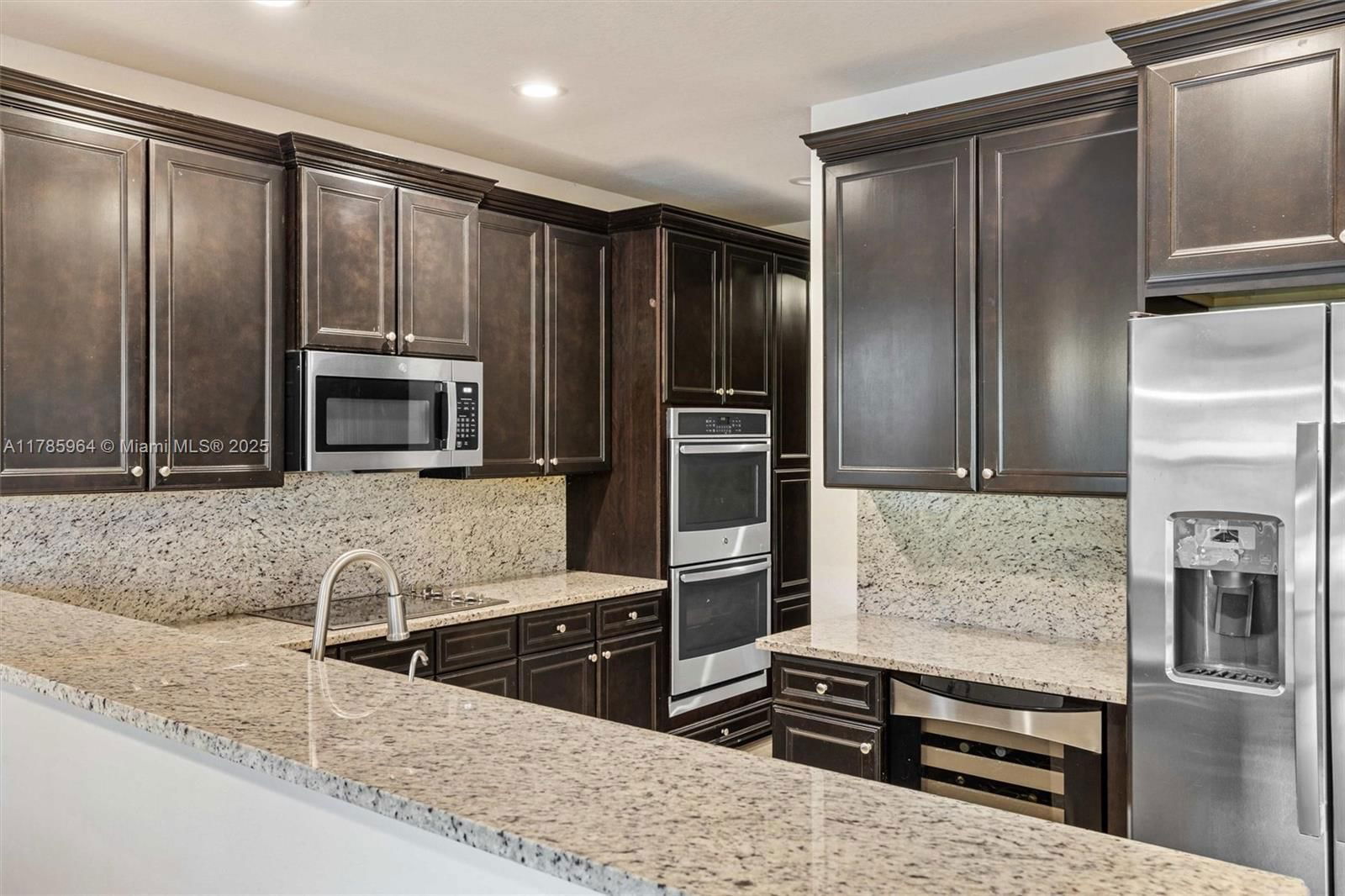 Real estate property located at 10075 86th Ter, Miami-dade, Isles At Grand Bay, Doral, FL