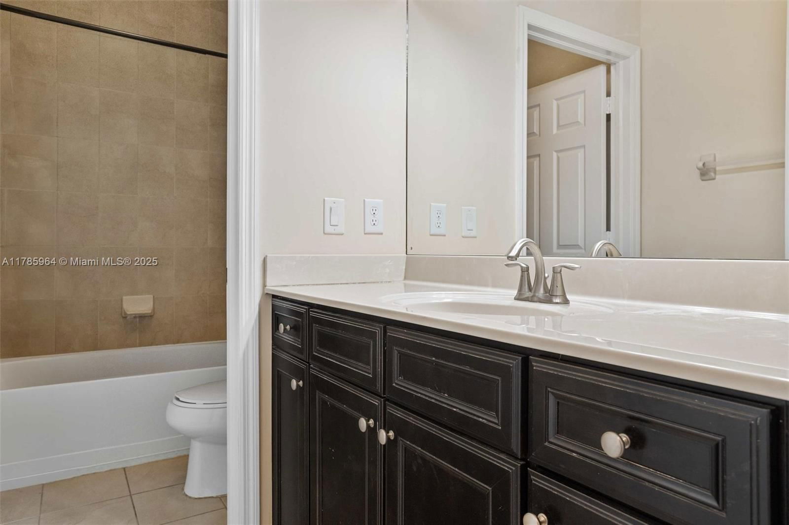 Real estate property located at 10075 86th Ter, Miami-dade, Isles At Grand Bay, Doral, FL