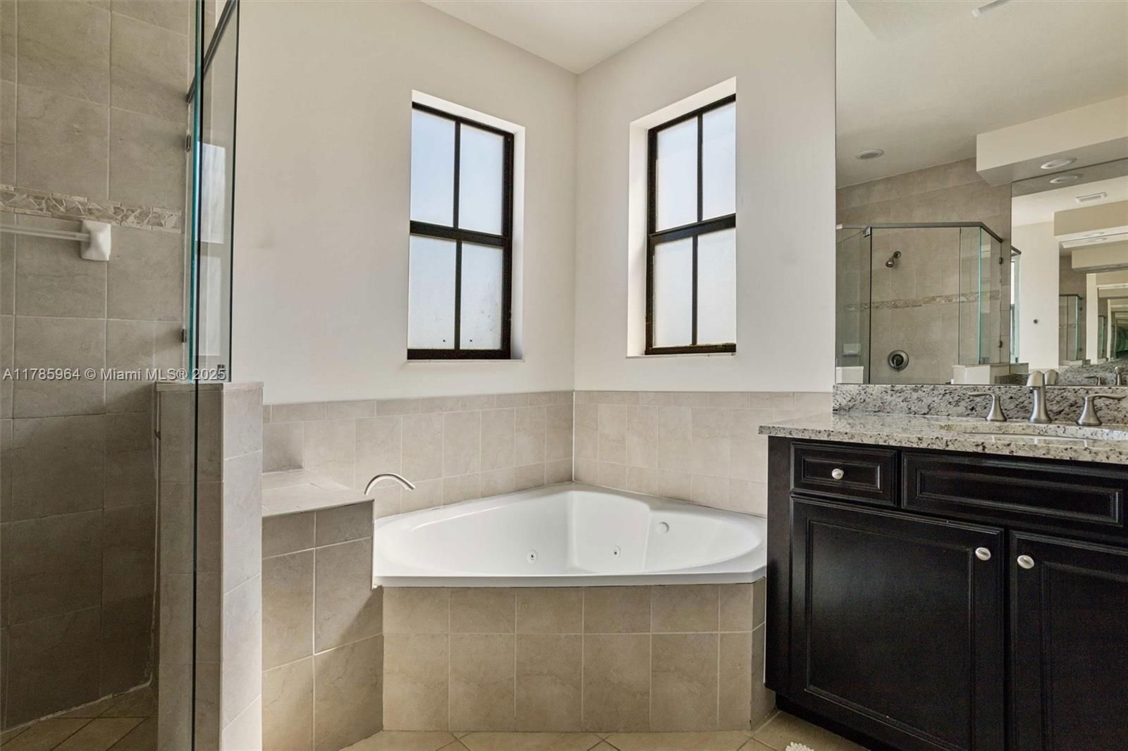 Real estate property located at 10075 86th Ter, Miami-dade, Isles At Grand Bay, Doral, FL