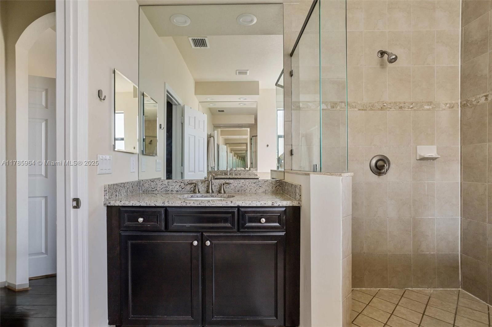 Real estate property located at 10075 86th Ter, Miami-dade, Isles At Grand Bay, Doral, FL