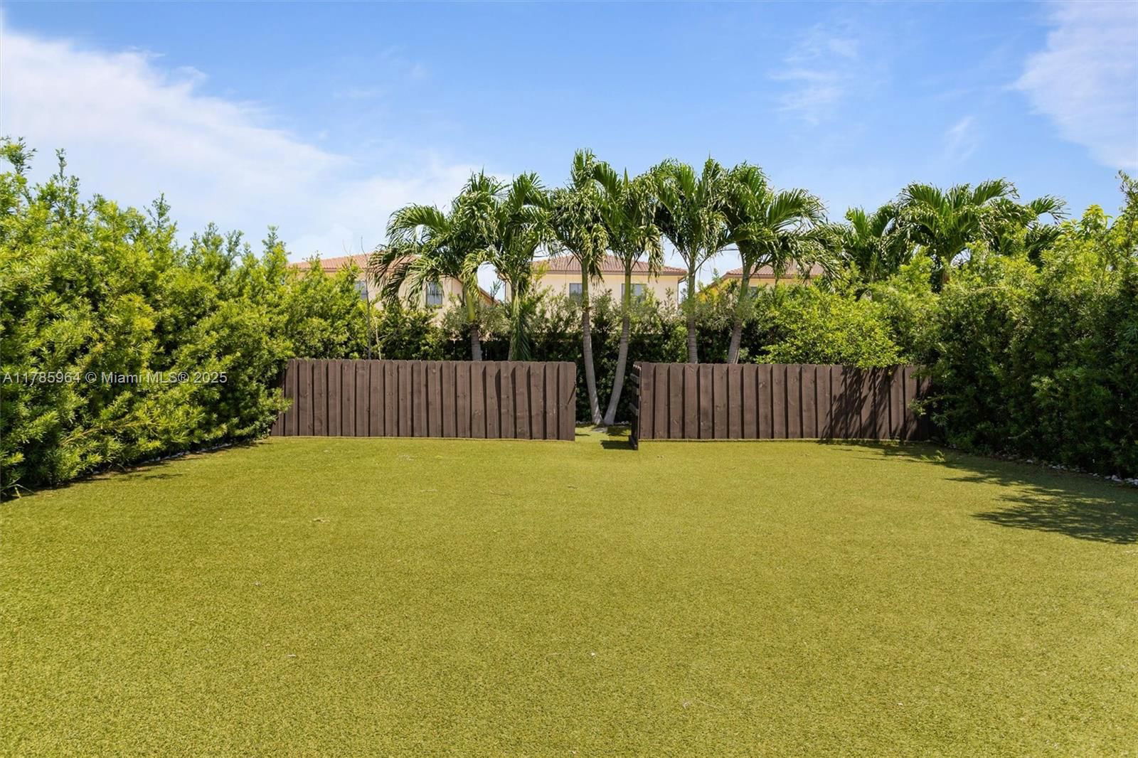 Real estate property located at 10075 86th Ter, Miami-dade, Isles At Grand Bay, Doral, FL