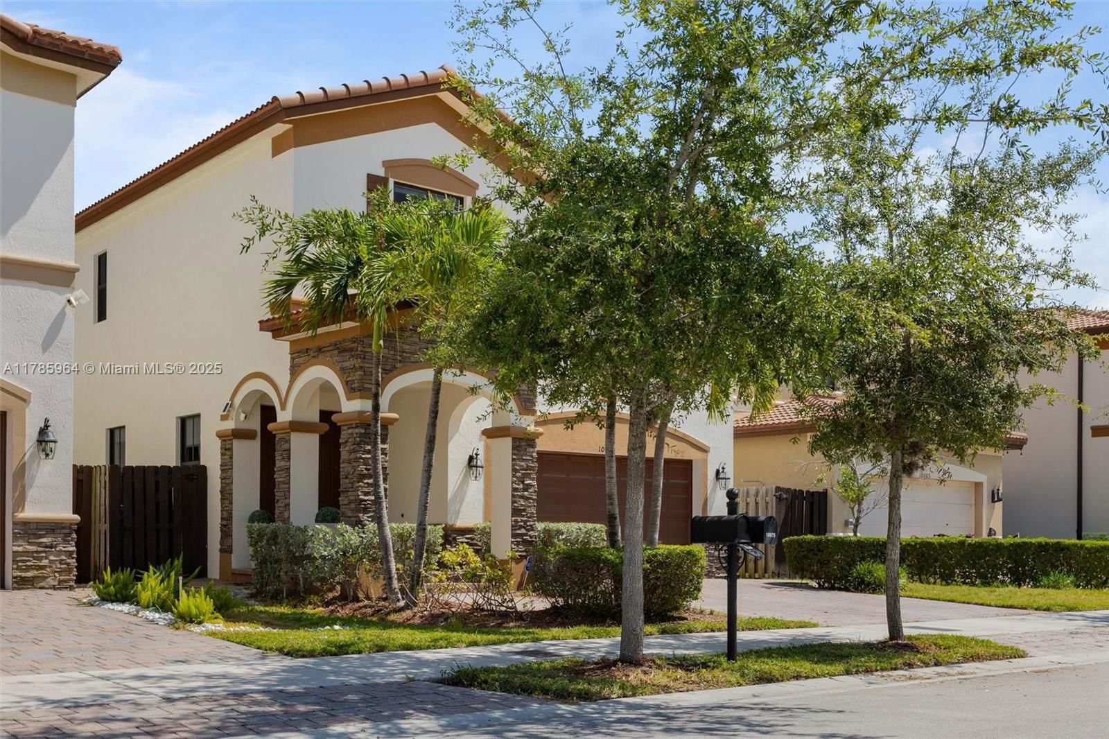 Real estate property located at 10075 86th Ter, Miami-dade, Isles At Grand Bay, Doral, FL