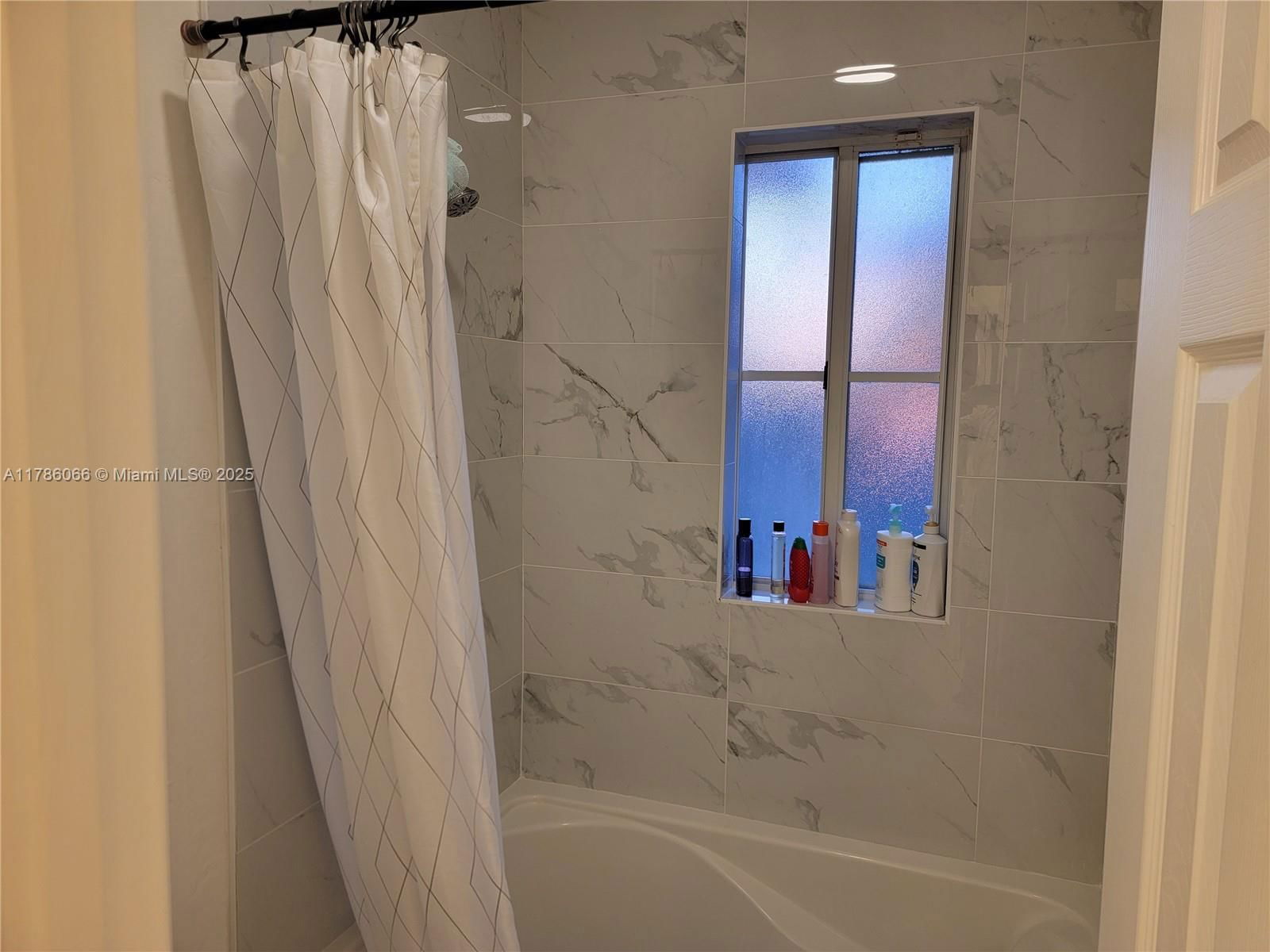 Real estate property located at 8463 107th Path #4-33, Miami-dade, Leeward At Islands At Dor, Doral, FL