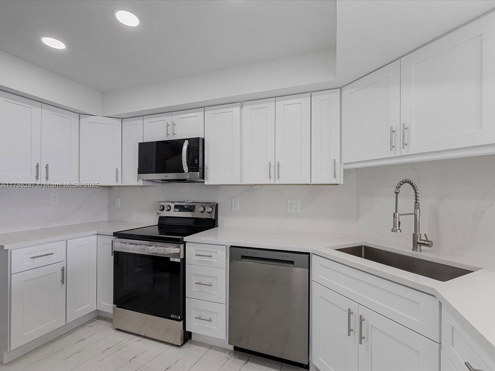 Real estate property located at 2000 Presidential Way #901, Palm Beach, Lands Of The President Co, West Palm Beach, FL