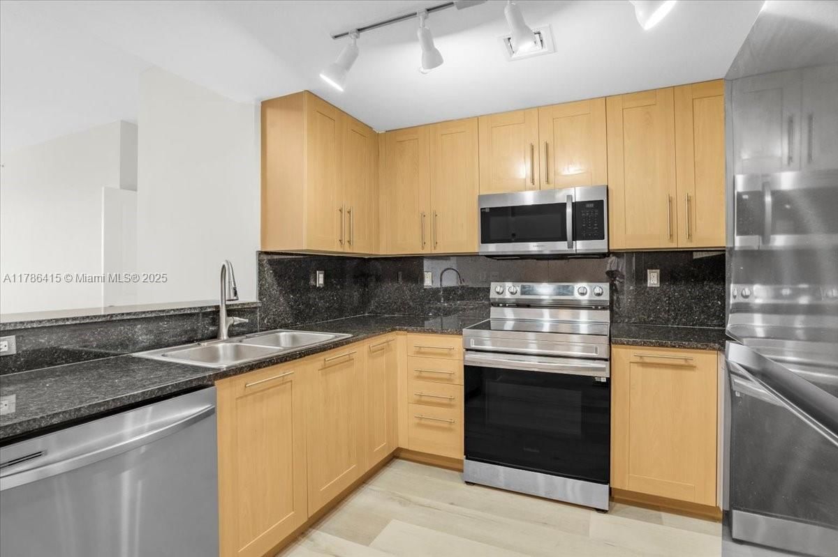 Real estate property located at 511 5th Ave #2109, Broward, Nuriver Landing Condo, Fort Lauderdale, FL