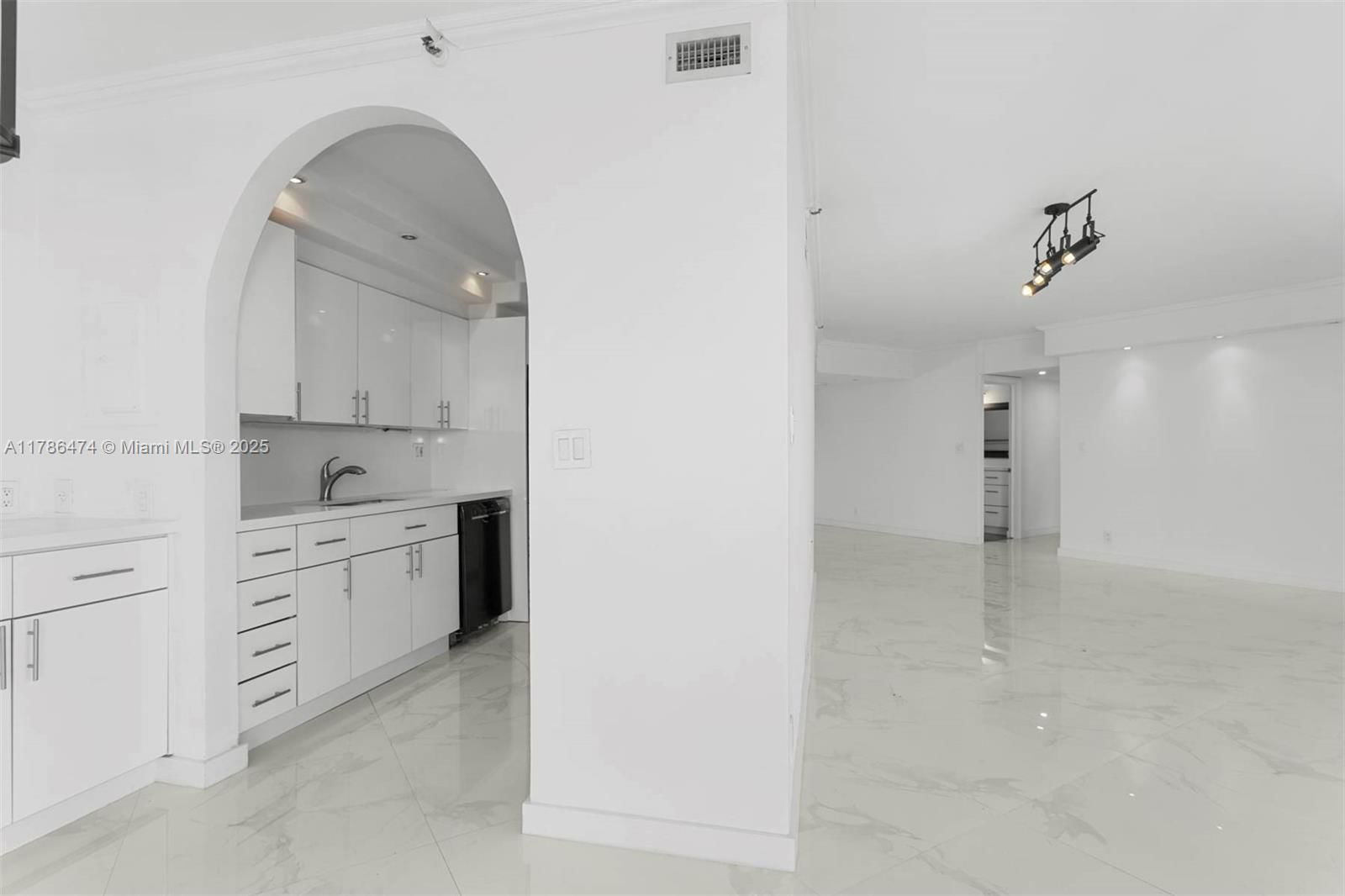 Real estate property located at 19707 Turnberry Way #8B, Miami-dade, Turnberry Isle Condo, Aventura, FL