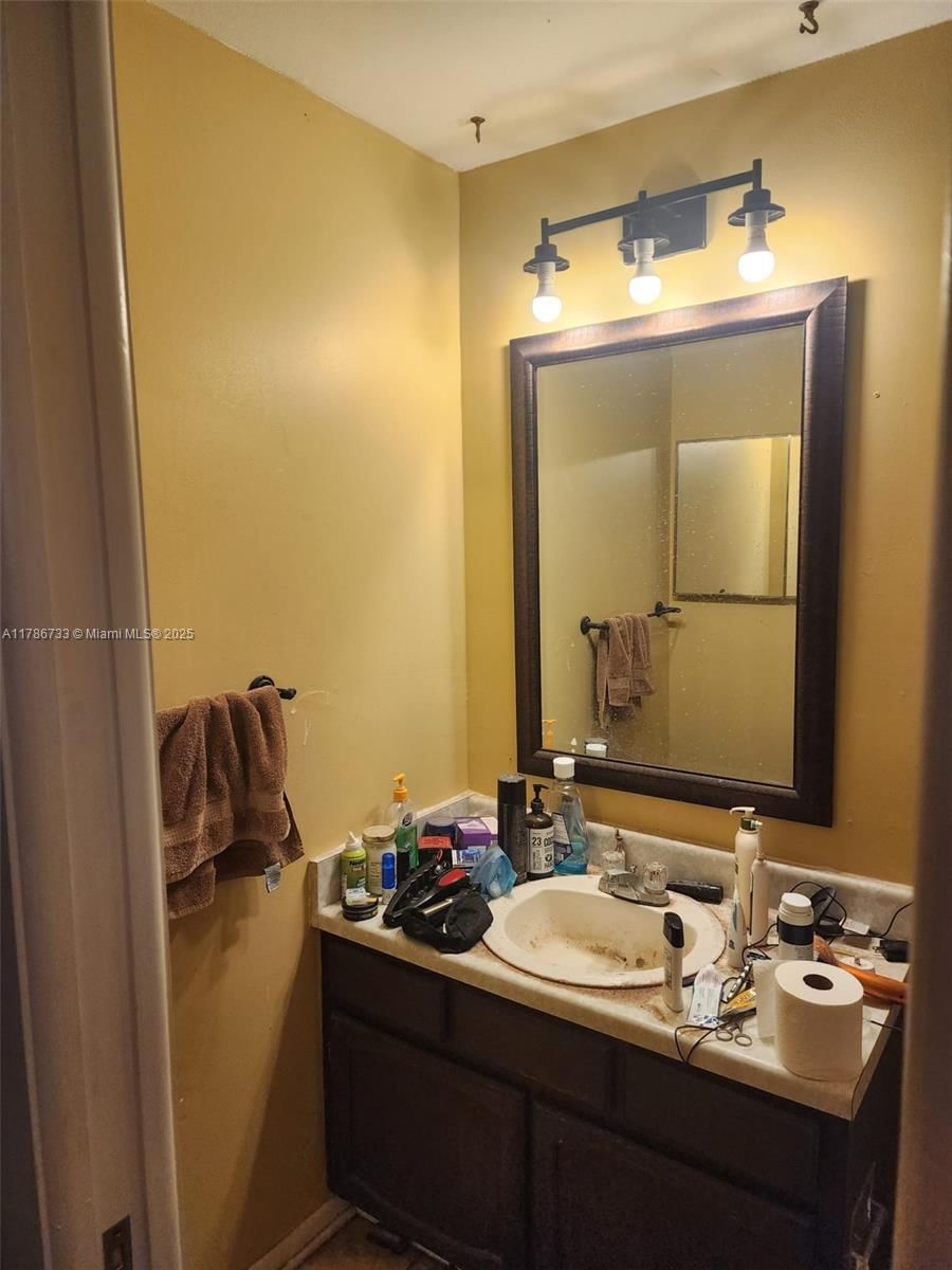 Real estate property located at 210 QUEENS CT, Other, Part Of N 300 Ft Of Ne 1/, Other City - In The State Of Florida, FL