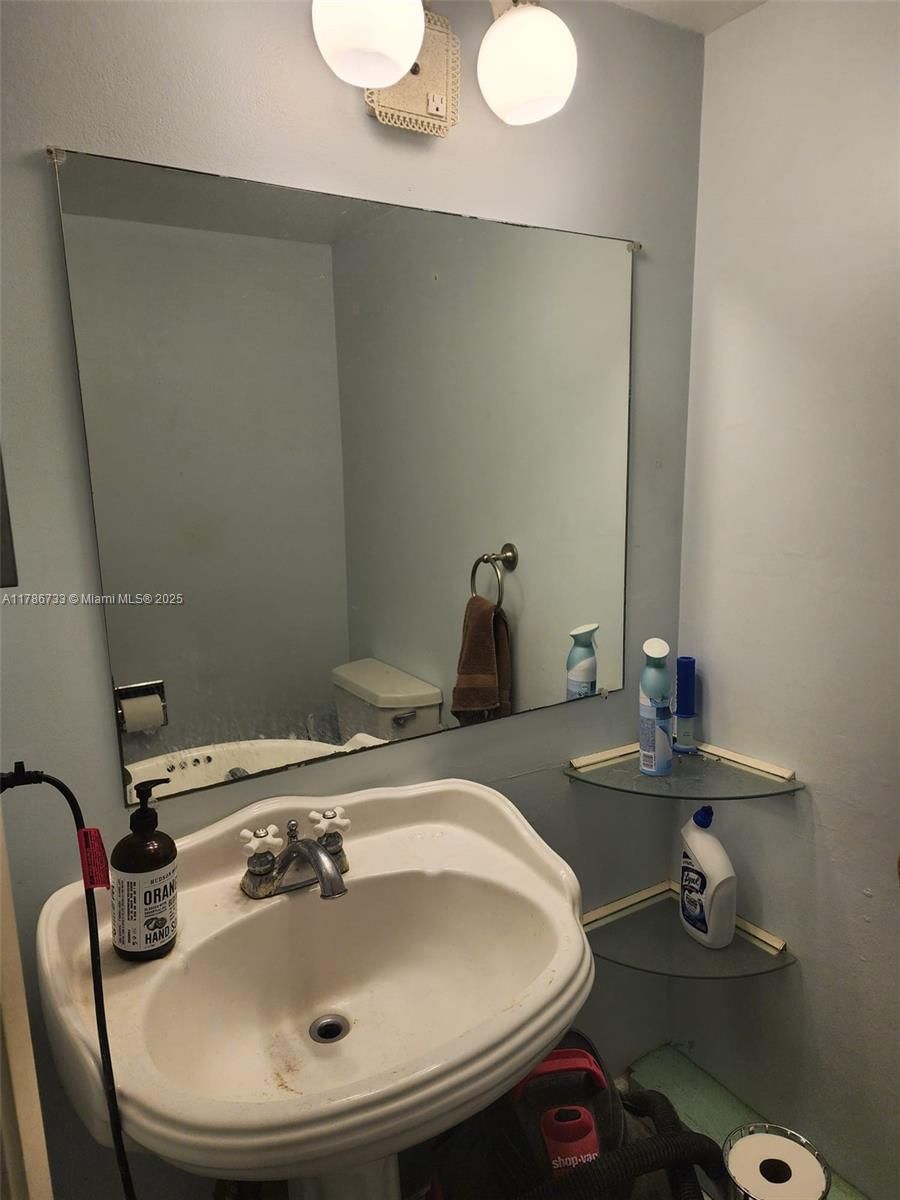 Real estate property located at 210 QUEENS CT, Other, Part Of N 300 Ft Of Ne 1/, Other City - In The State Of Florida, FL