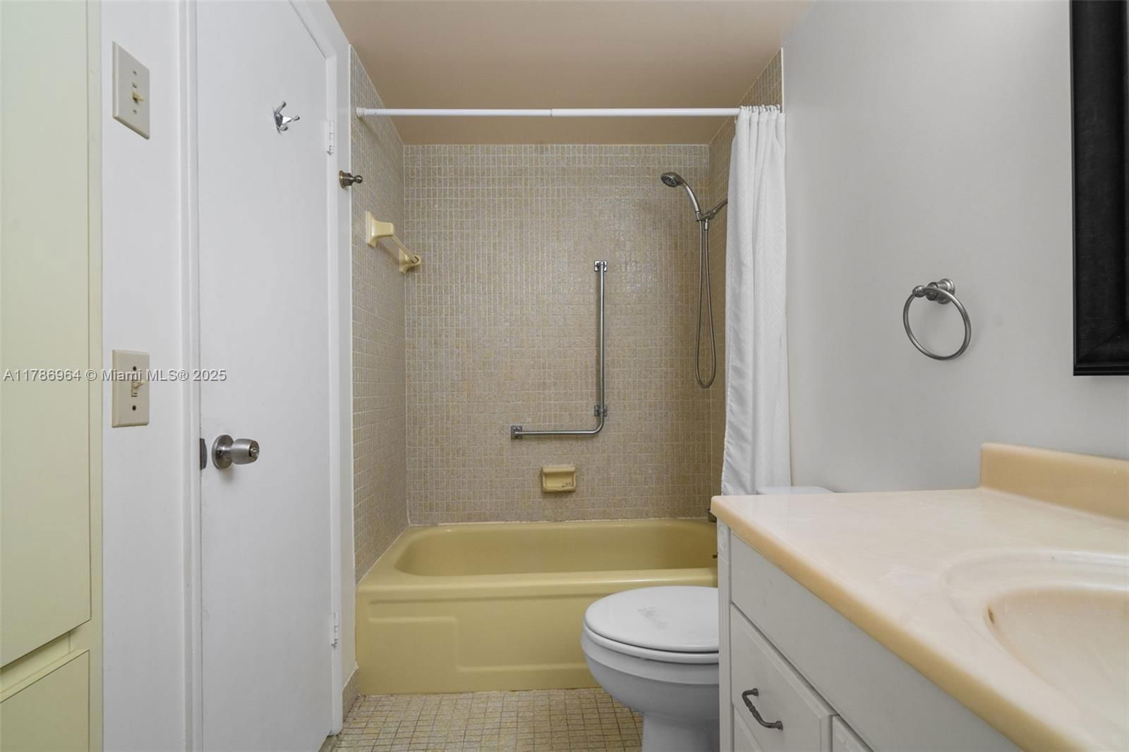 Real estate property located at 3800 Hillcrest Dr #210, Broward, Hillcrest East No 25 Cond, Hollywood, FL
