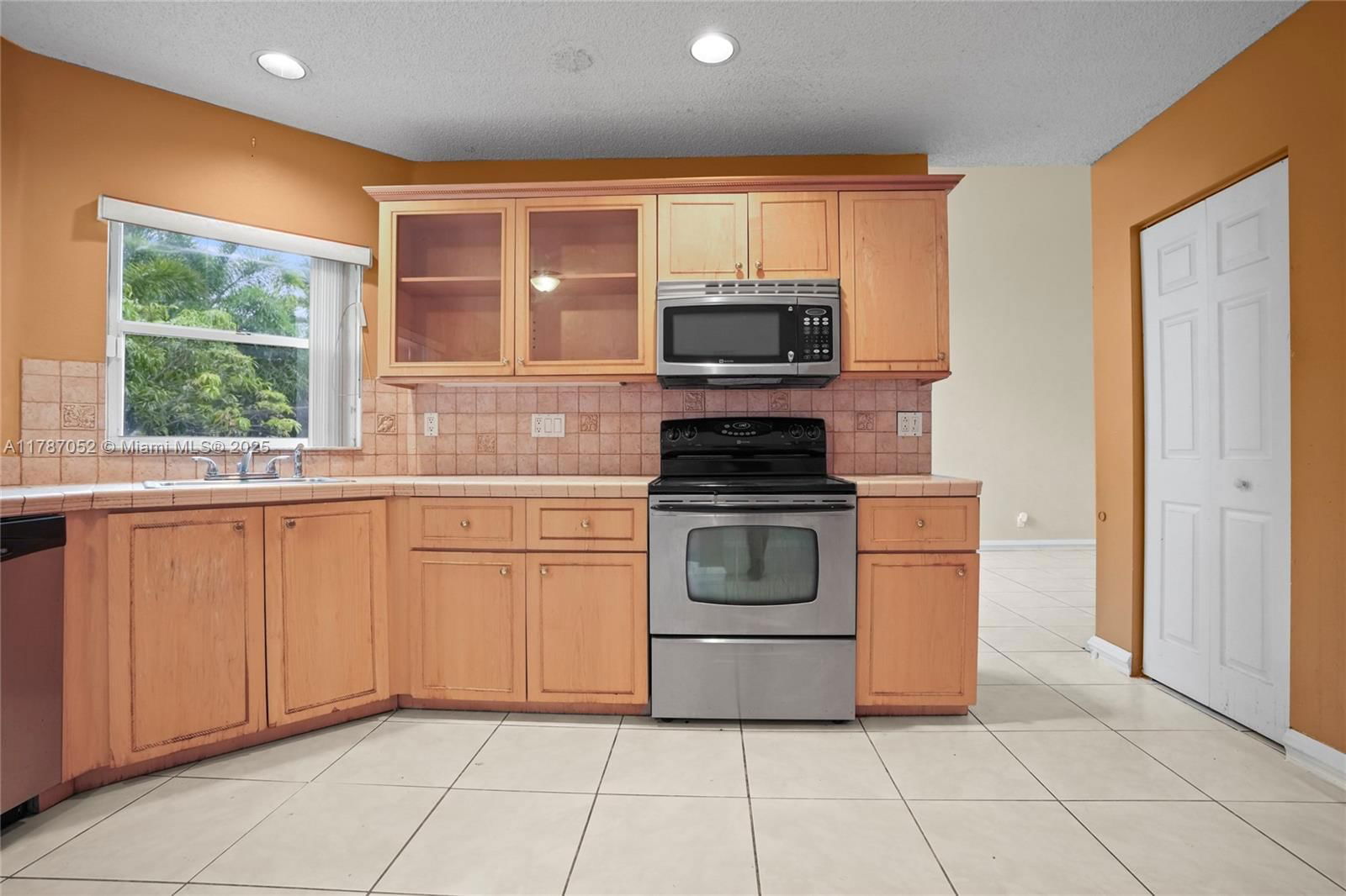 Real estate property located at 18405 9th Ct, Broward, Chapel Lake Estates, Pembroke Pines, FL
