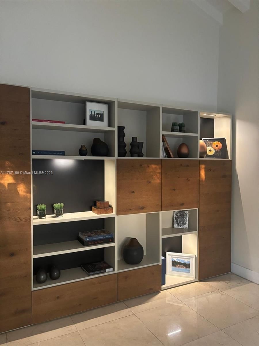 Real estate property located at 2210 202nd St, Miami-dade, Oak Forest Second Addn, Miami, FL