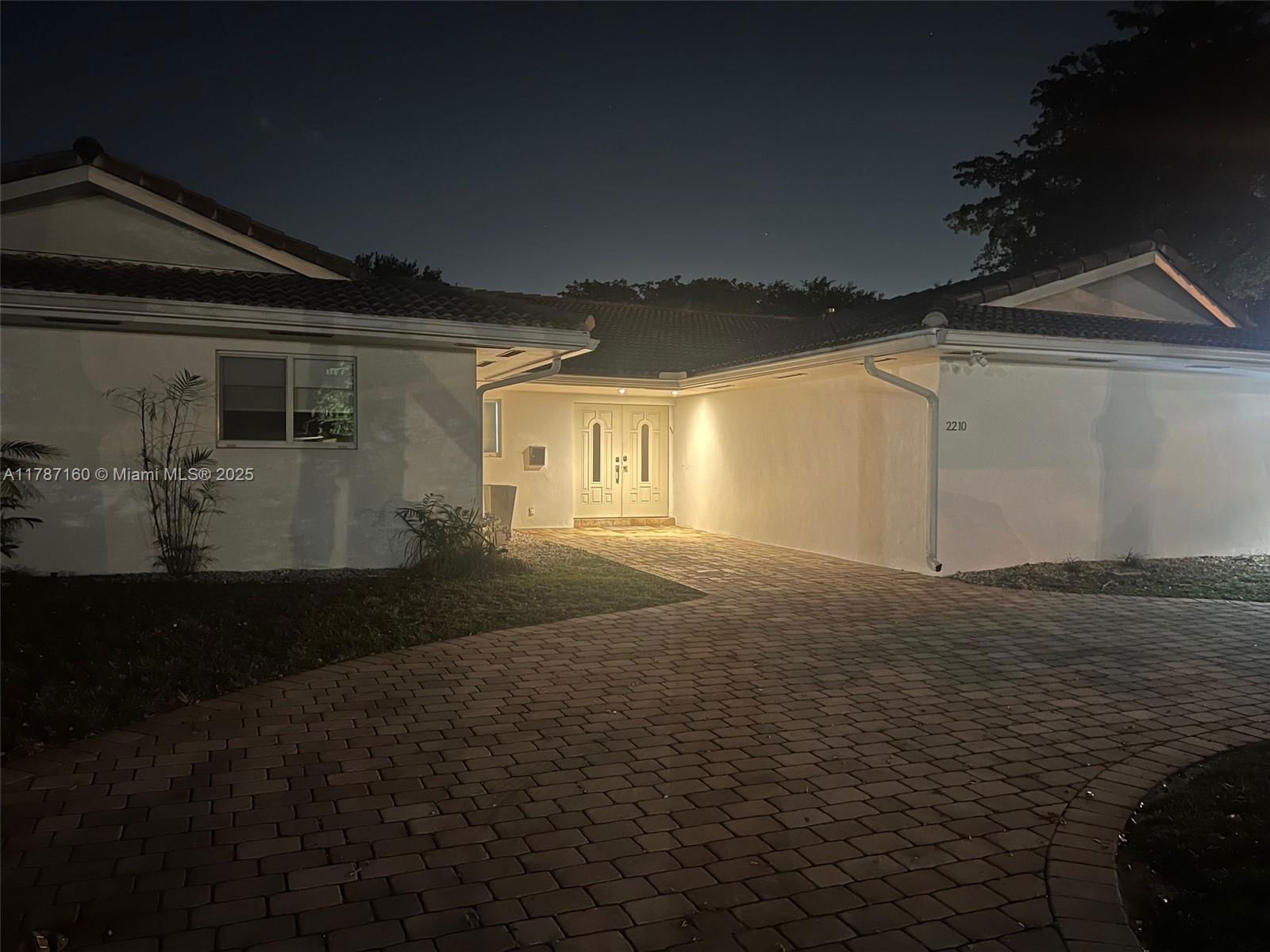 Real estate property located at 2210 202nd St, Miami-dade, Oak Forest Second Addn, Miami, FL