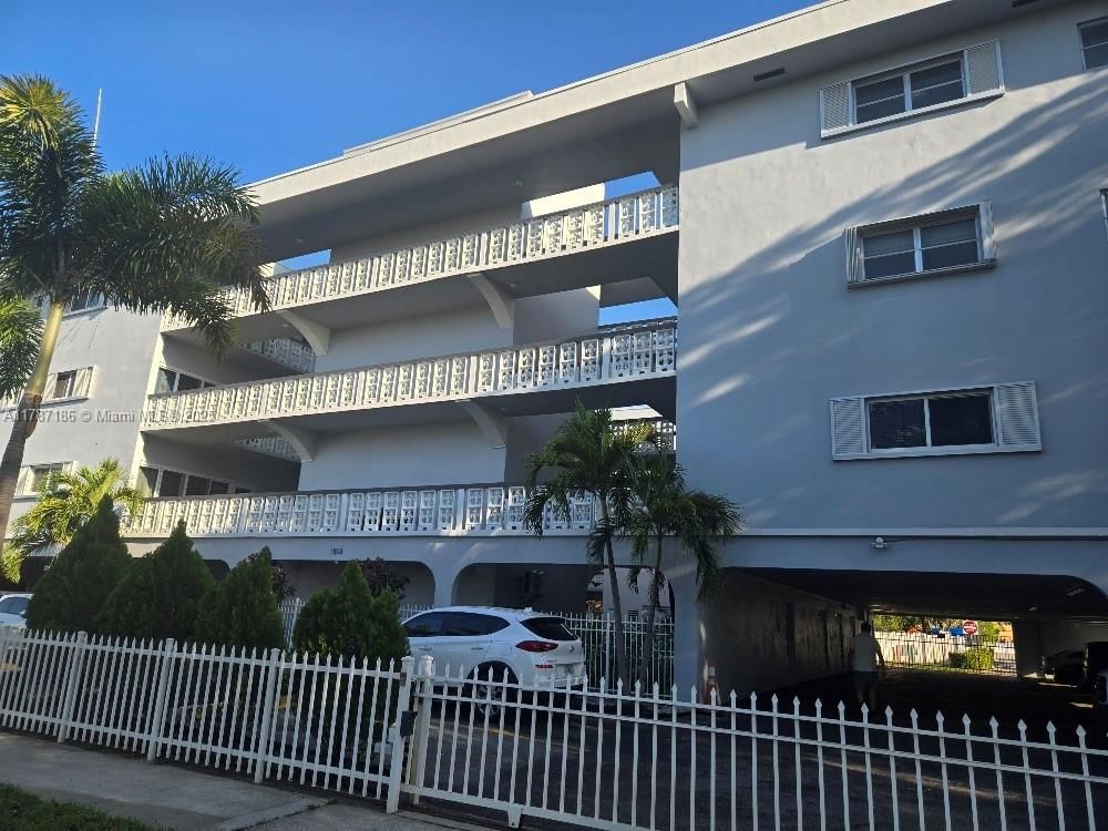 Real estate property located at 1818 Rodman St #2E, Broward, Garden Terrace Apts No 10, Hollywood, FL