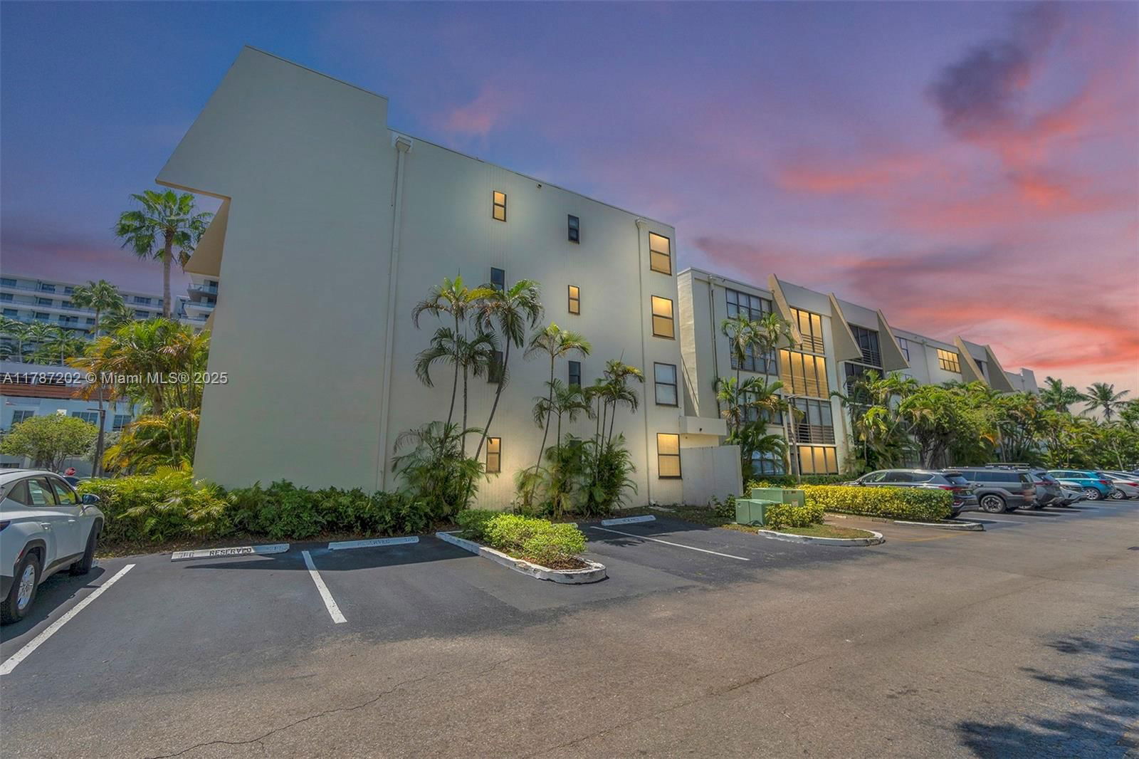 Real estate property located at 20401 30th Ave #414-8, Miami-dade, Villa Dorada Condo, Aventura, FL