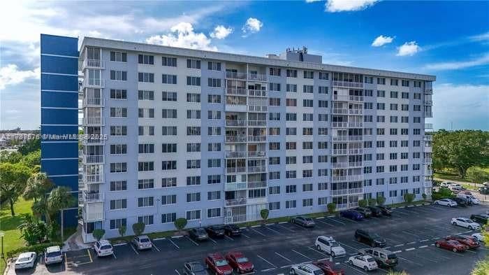 Real estate property located at 4200 Hillcrest Dr #1017, Broward, Hillcrest East No 24 Cond, Hollywood, FL