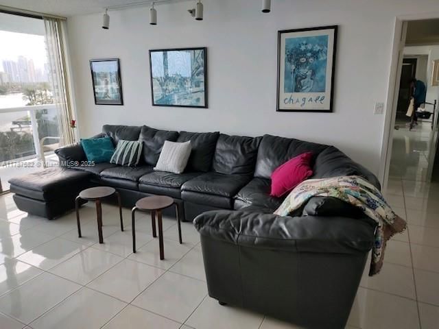 Real estate property located at 20515 Country Club Dr #646, Miami-dade, Waterview Condo, Aventura, FL