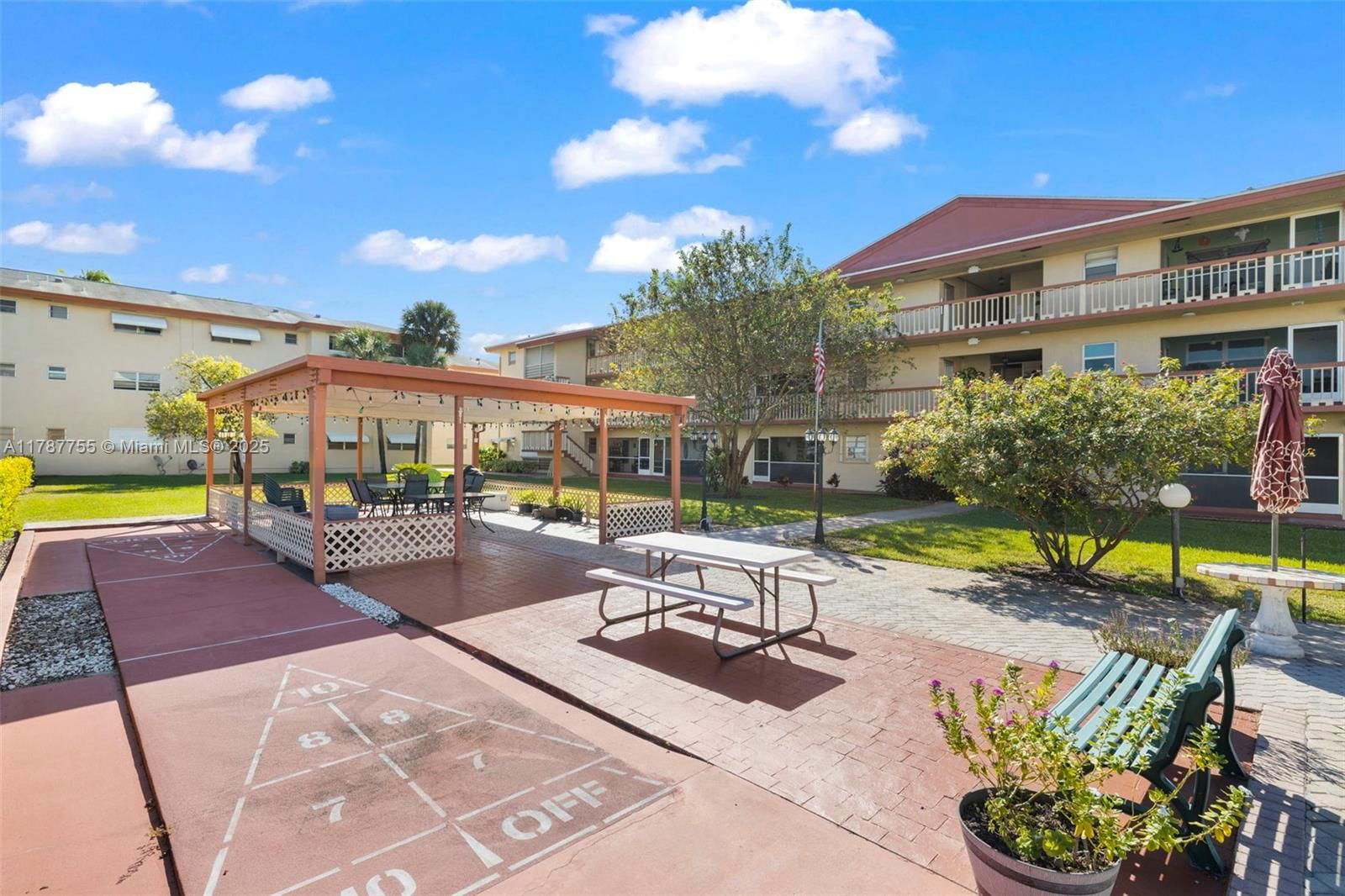 Real estate property located at 5300 Washington St Q207, Broward, Beverly Hills Condo Numbe, Hollywood, FL