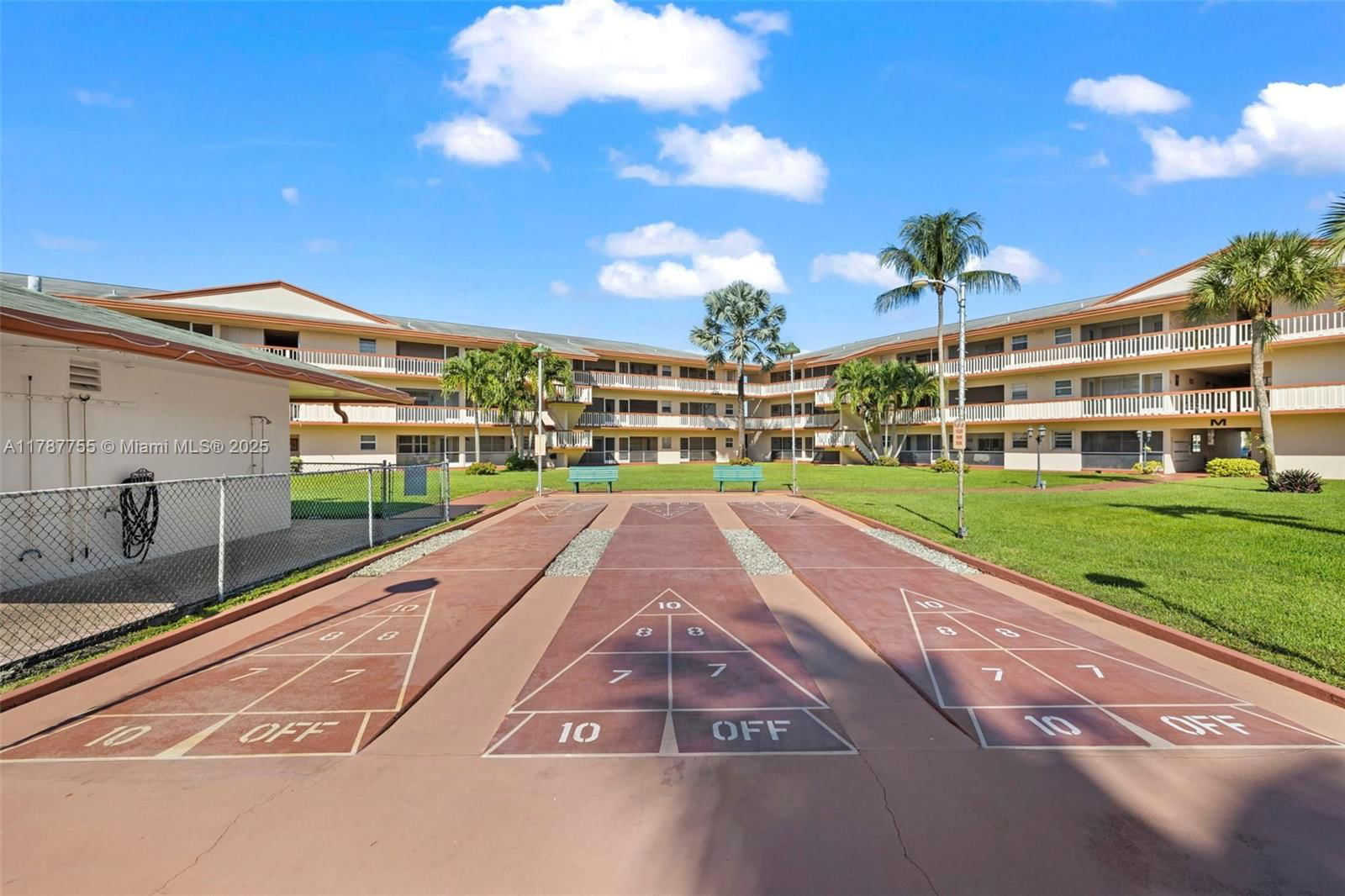 Real estate property located at 5300 Washington St Q207, Broward, Beverly Hills Condo Numbe, Hollywood, FL