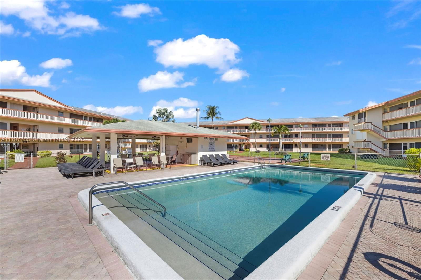 Real estate property located at 5300 Washington St Q207, Broward, Beverly Hills Condo Numbe, Hollywood, FL