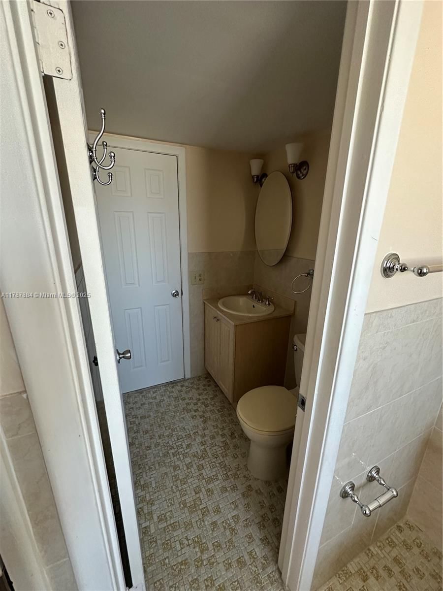 Real estate property located at 8250 Byron Ave #404, Miami-dade, Byron Waterview Condo, Miami Beach, FL
