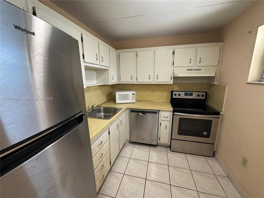Real estate property located at 8250 Byron Ave #404, Miami-dade, Byron Waterview Condo, Miami Beach, FL