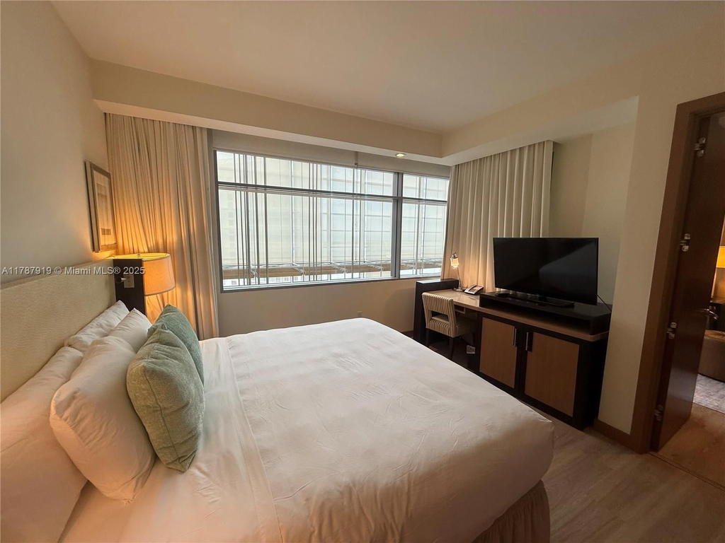 Real estate property located at 1395 Brickell Ave #3211, Miami-dade, Mayfield Condo, Miami, FL