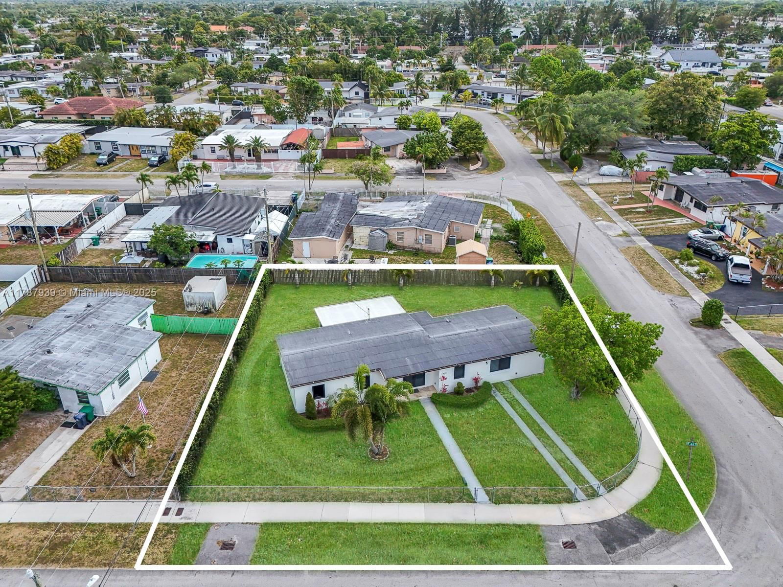 Real estate property located at 11420 44th St, Miami-dade, Westwood Lake 1st Addn, Miami, FL