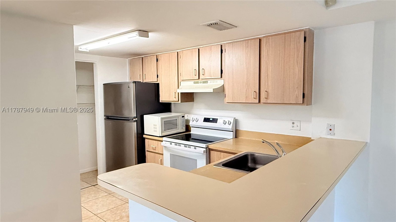 Real estate property located at 10709 Cleary Blvd #307, Broward, Lakes Of Jacaranda Condo, Plantation, FL