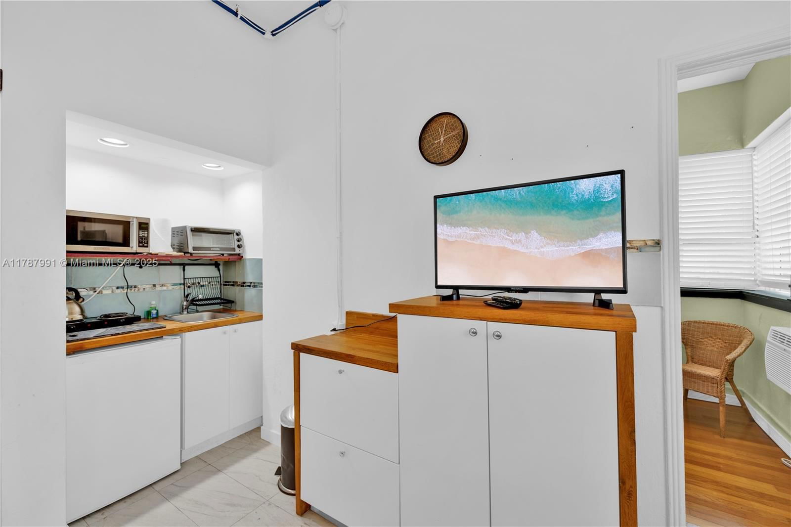 Real estate property located at 255 24th St #136, Miami-dade, The Mantell Condo, Miami Beach, FL