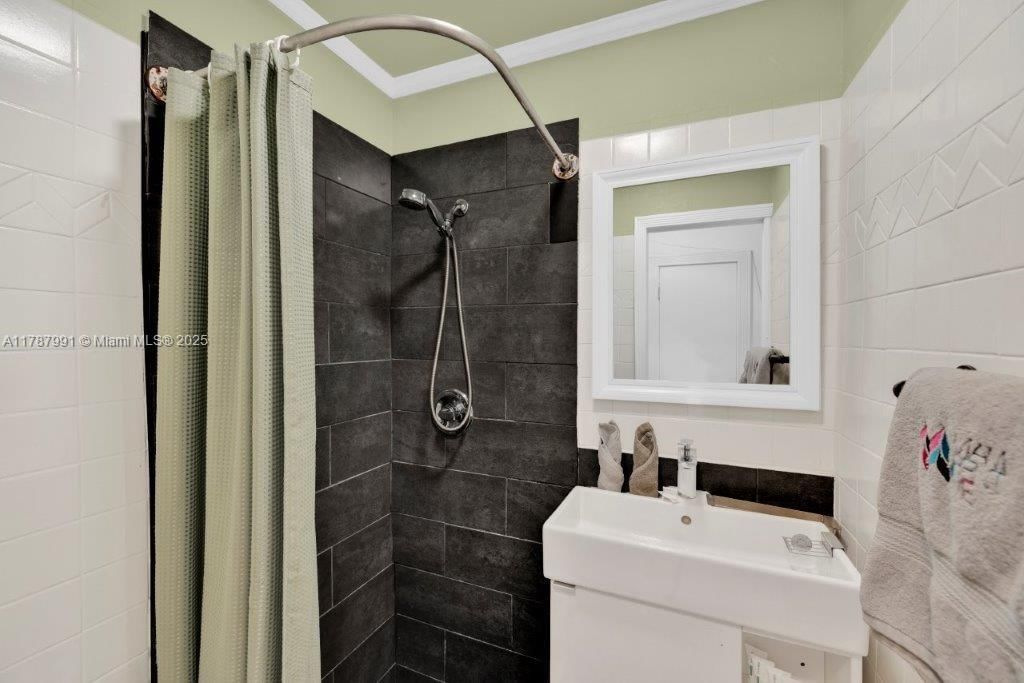 Real estate property located at 255 24th St #136, Miami-dade, The Mantell Condo, Miami Beach, FL