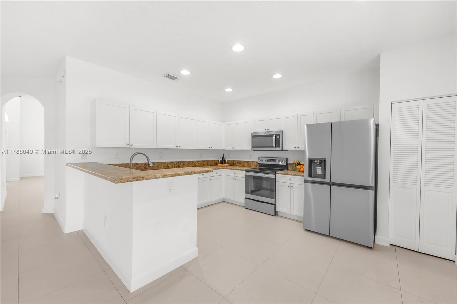 Real estate property located at 9369 224th Ter, Miami-dade, Lakes By The Bay Day, Cutler Bay, FL
