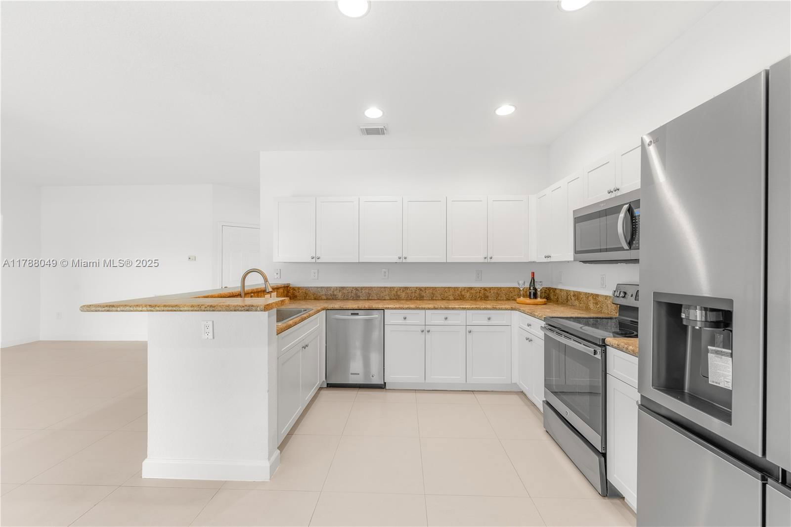 Real estate property located at 9369 224th Ter, Miami-dade, Lakes By The Bay Day, Cutler Bay, FL