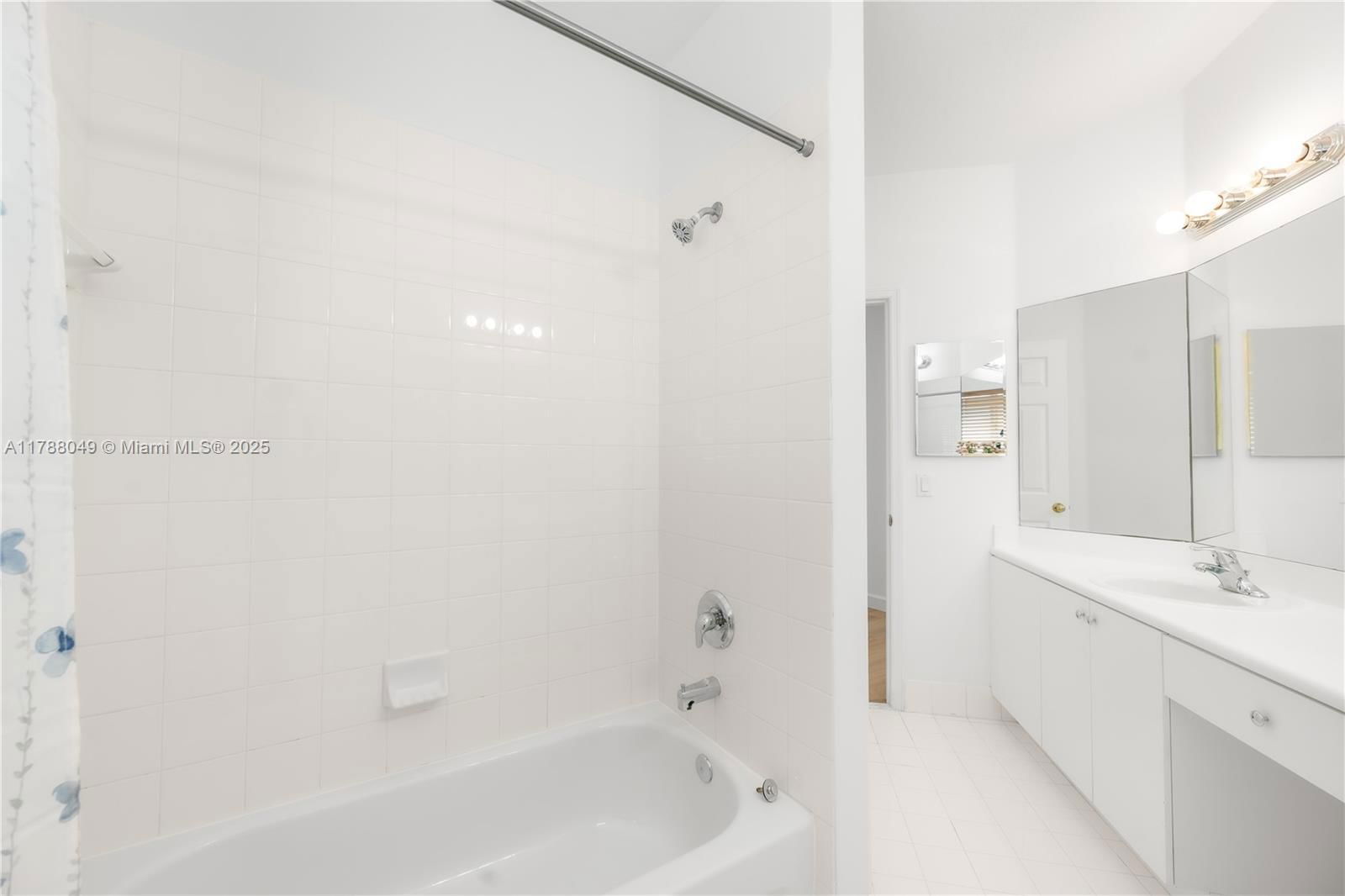 Real estate property located at 9369 224th Ter, Miami-dade, Lakes By The Bay Day, Cutler Bay, FL