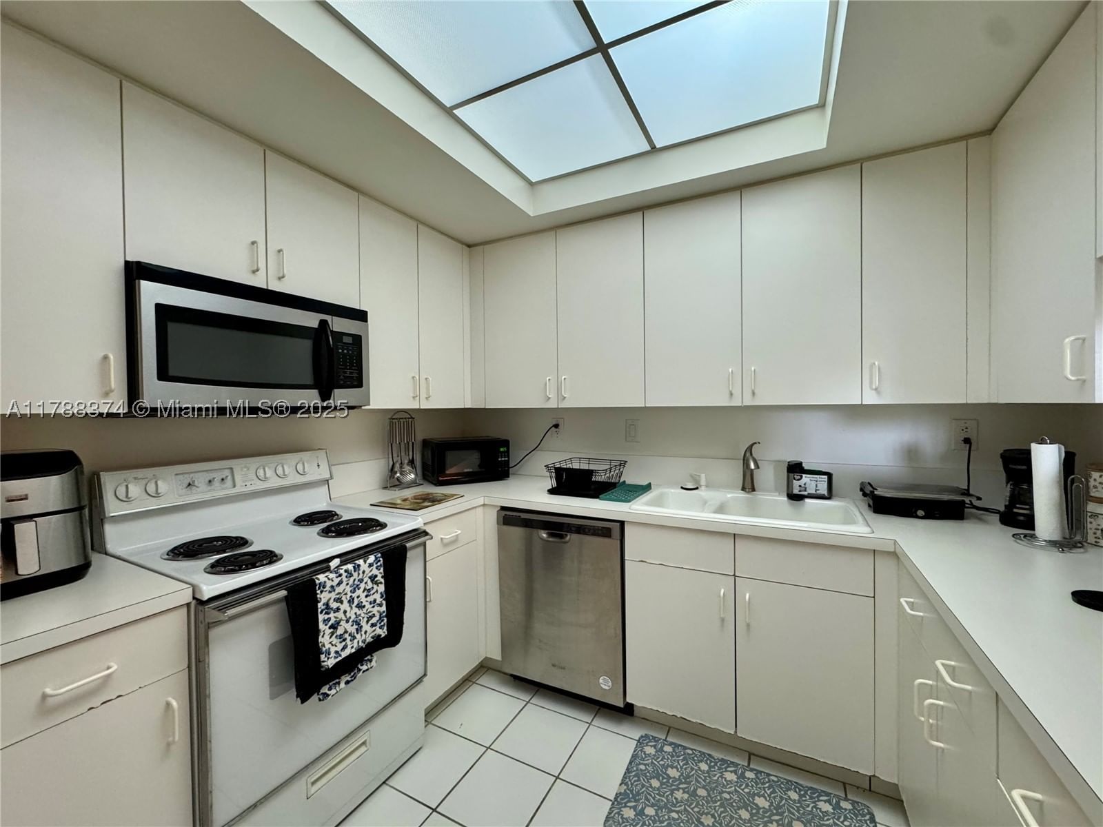 Real estate property located at 9805 52nd St #420, Miami-dade, Doral House Condo No 2, Doral, FL