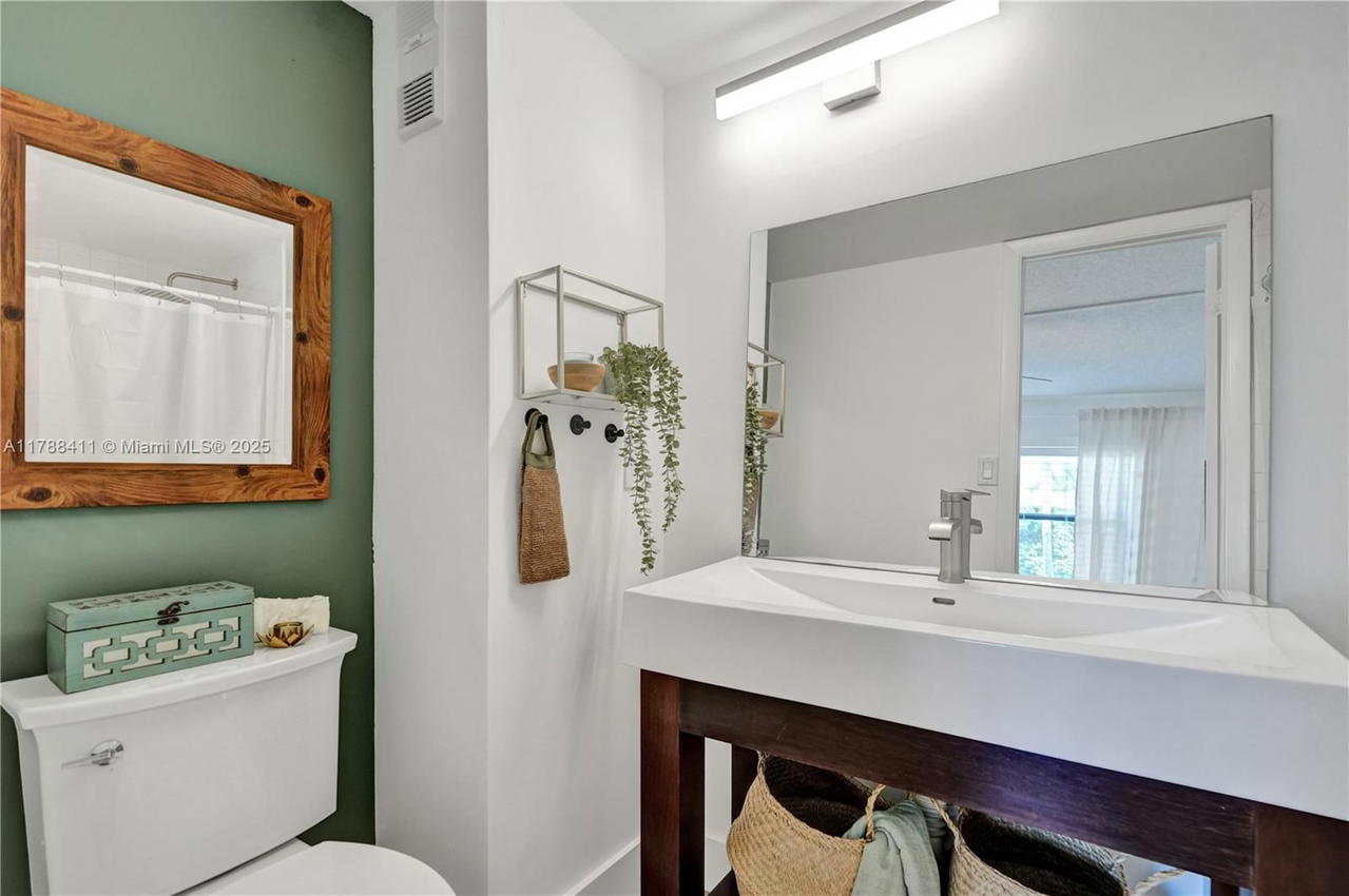Real estate property located at 15705 Waterside Cir #104, Broward, Waterside Village Three C, Sunrise, FL