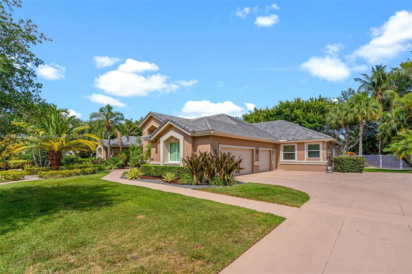 Real estate property located at 10605 Indian Trl, Broward, Indian Pond, Cooper City, FL
