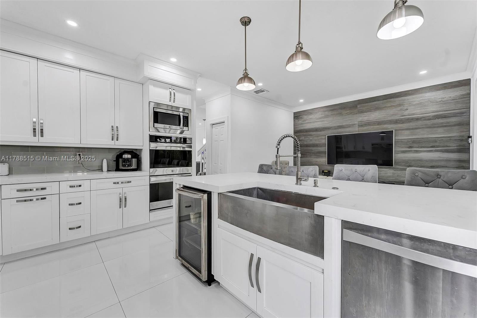 Real estate property located at 5725 112th Path, Miami-dade, Doral Northeast Townhomes, Doral, FL