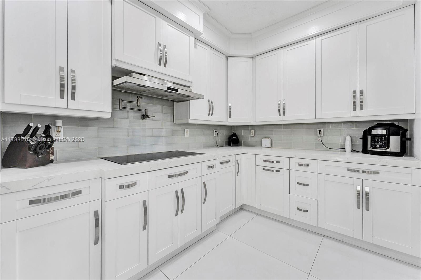 Real estate property located at 5725 112th Path, Miami-dade, Doral Northeast Townhomes, Doral, FL
