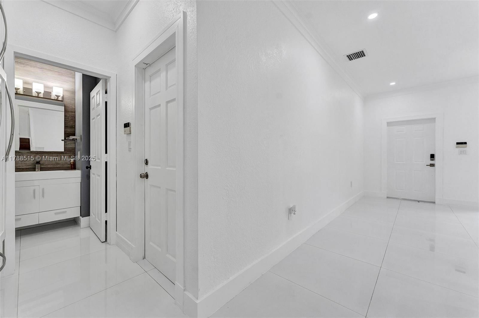 Real estate property located at 5725 112th Path, Miami-dade, Doral Northeast Townhomes, Doral, FL